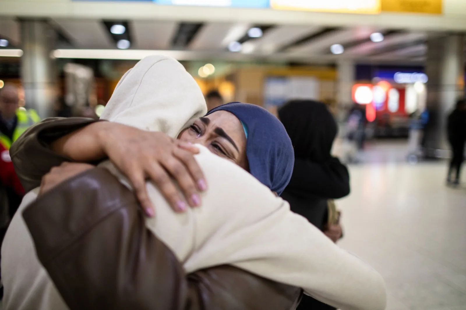 British Red Cross worker helping a refugee family
